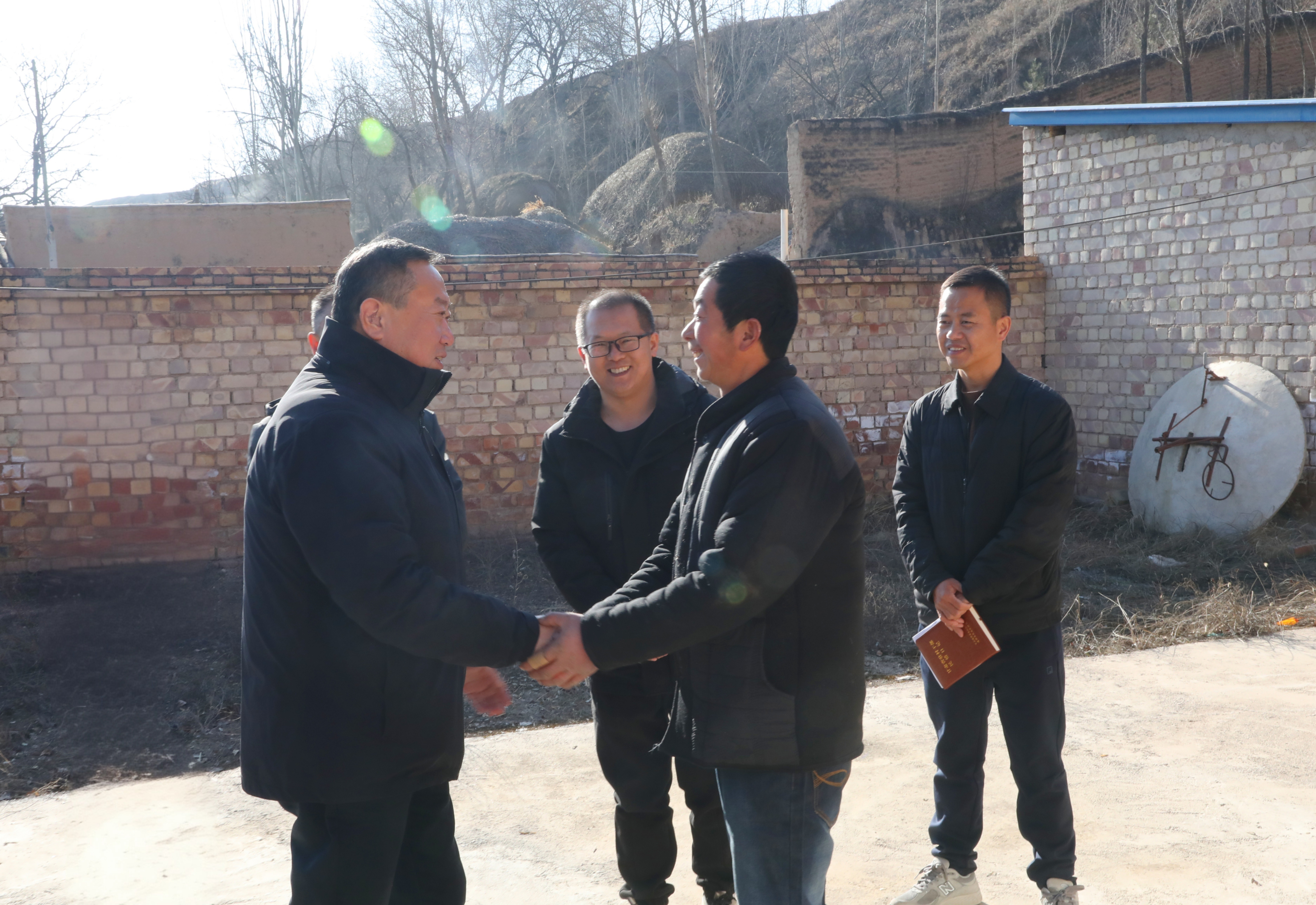 集团党委副书记、总经理王志民到通渭县定点帮扶村调研乡村振兴工作 开展结对关爱走访慰问活动s